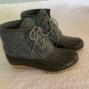 Women’s Size 8 Grey Quilted Duck Boots